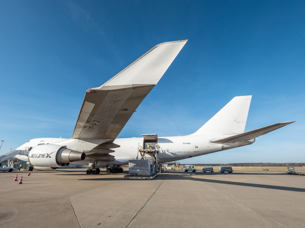 Vorfeldfoto Beladung einer Boeing 747 mit Frachtcontainer