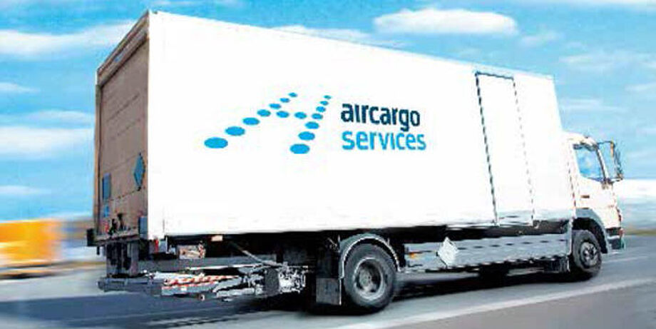Weißer LKW mit Logoaufdruck