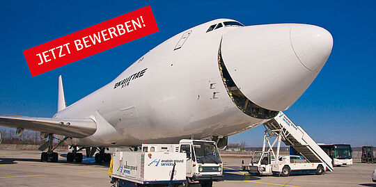 Weißes Boeing 747-Frachtflugzeug auf einer Abstellposition
